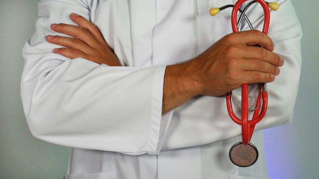 Diagnostic du médecin à l'aide d'un stéthoscope