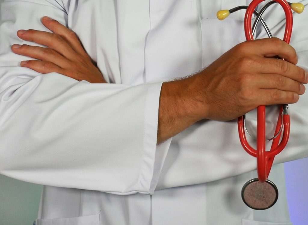 Diagnostic du médecin à l'aide d'un stéthoscope